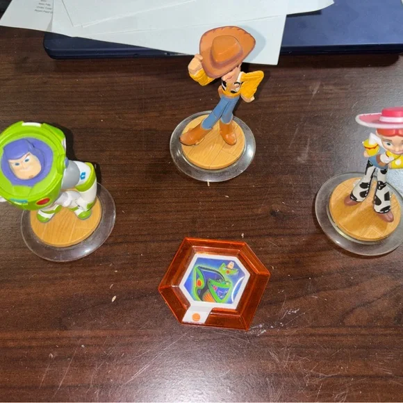 Disney Green and Blue Action Figures Playset - Picture 2 of 9